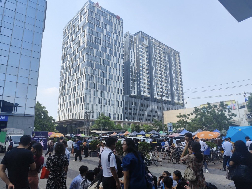 第1现场|缅甸局地进入紧急状态,首都内比都幸存者等待救治